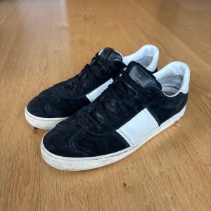 Svarta Valentino flycrews - Svarta Valentino flycrews. Box, dustbags och nya snören ingår. Använt skick men en ordentlig rengöring och byte av skosnörena gör otroligt mycket.