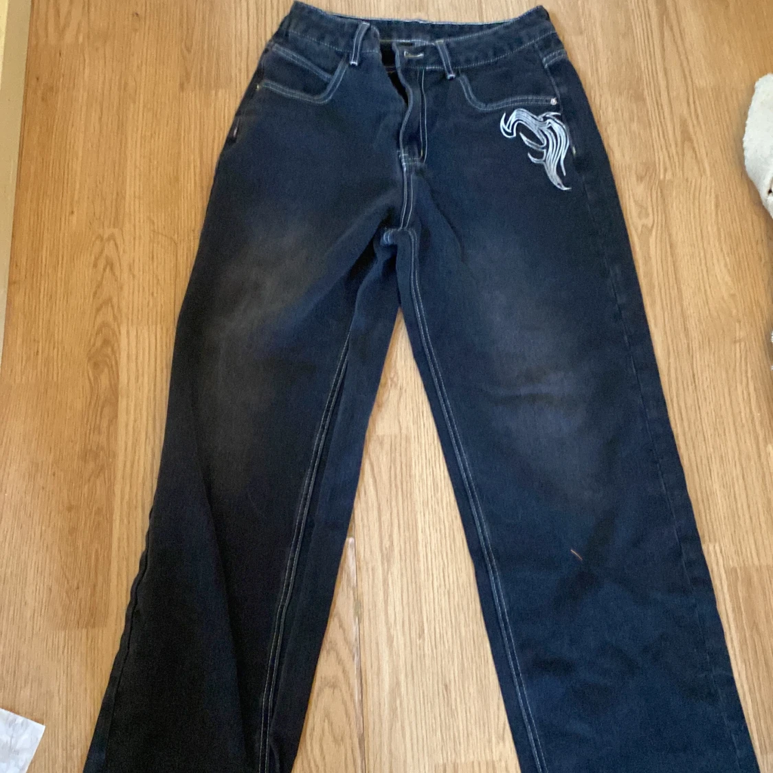 Svarta jeans med vit brodyr NVFelix