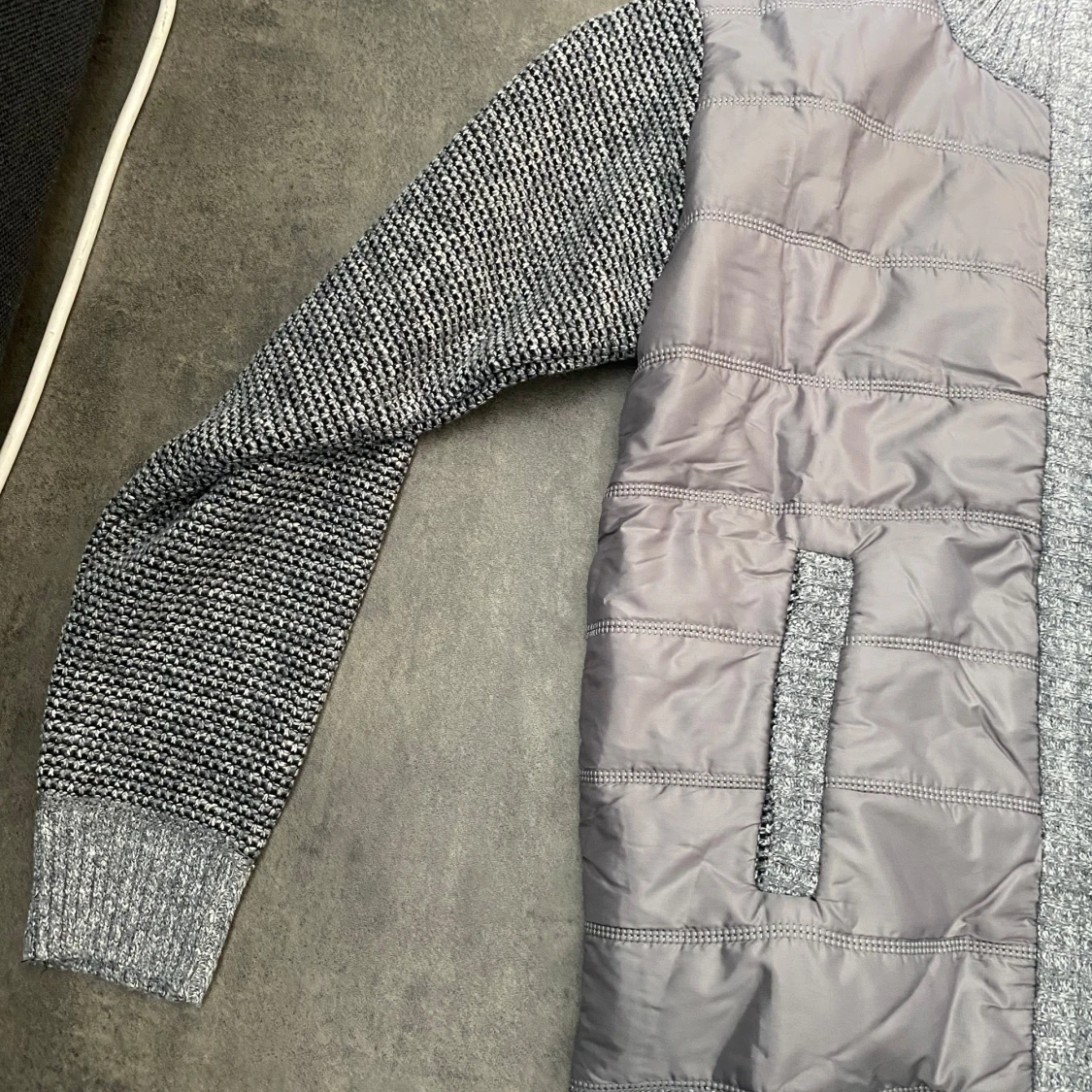 Grå stickad cardigan jacka med quiltad front - 1