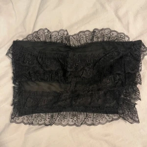 Svart tubtopp spets - Svart tubropp med spets