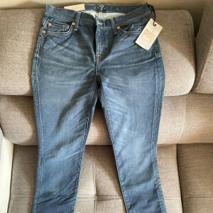 Två par skinny jeans i blå denim - Säljer två par skinny jeans i blå denim. Ena paret är från Porrama med slitna detaljer och klassisk femficksdesign, det andra från 7 For All Mankind i en något ljusare blå nyans med broderade bakfickor. Båda har normal passform och dragkedjegylf. Köp en få två på köpet: 1200kr