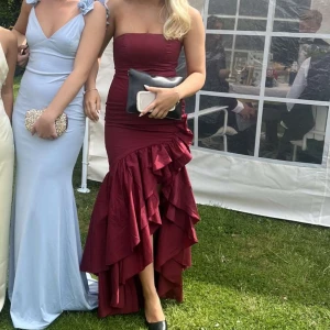 Vinröd långklänning med volang - Superfin vinröd klänning från Babyboom fashion! Perfekt för bal och finare tillfällen 🩷endast använd en gång 