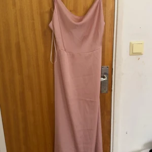 Klänning - Ljus rosa fin klänning. Aldrig använt pågrund av att den inte passar mig. SKRIV PRISFÖRSLAG!!!