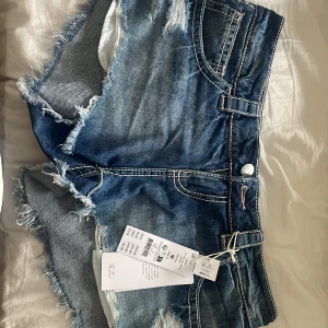 Lågmidjade jeansshorts i mellanblå denim - Vill någon byta till storlek S eller kjolen i samma kollektion i storlek M. Eller köpa dom här för 270 jag går inte ner i pris🩷