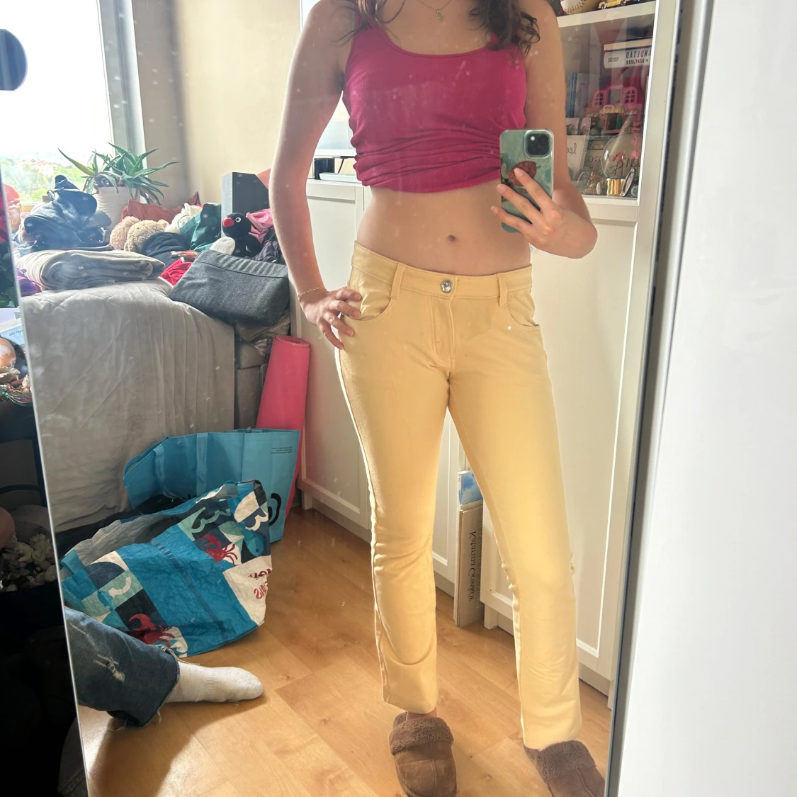 Gula bootcut byxor med broderi