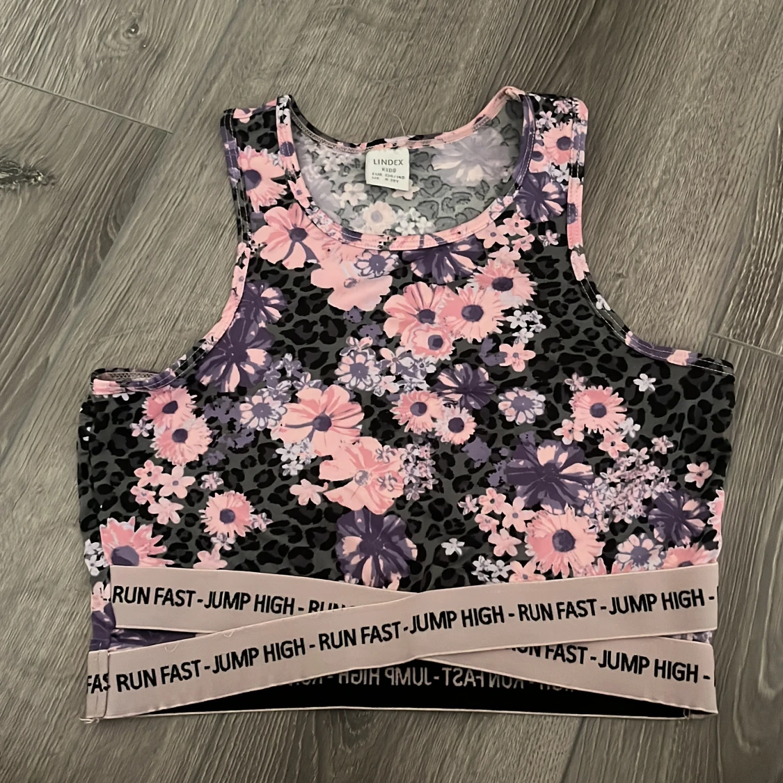 Blommig sportig linnetopp