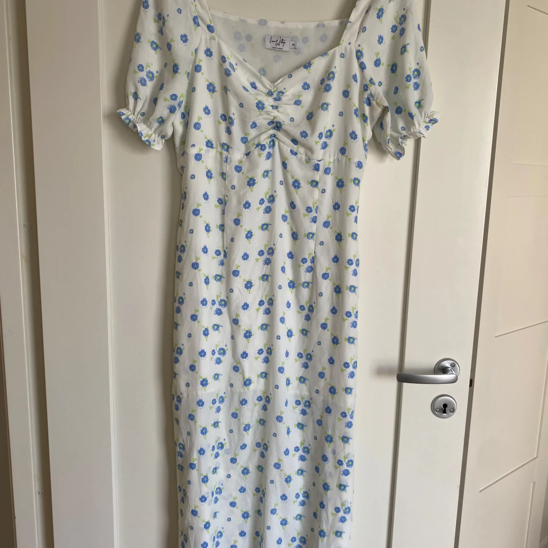 Vit blommig långklänning NA-KD - 1