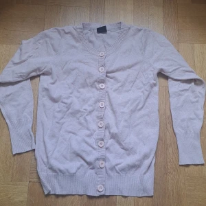 Ljusrosa kofta med knappar - Säljer en ljusrosa (ljus laxrosa typ) kofta från Cubus i storlek L. Koftan har långa ärmar, ribbade muddar och knäppning fram. Lite liten i storleken. Pris diskuterbart vid snabb affär ❤️😊