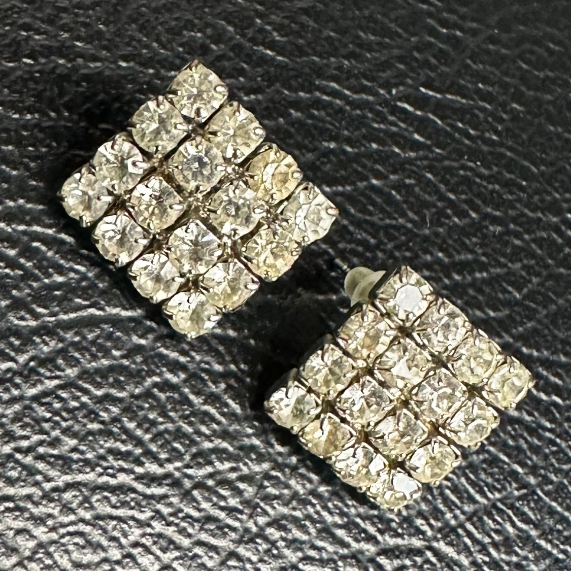 Vintage kristallörhängen i rutmönster – 50-talsglamour - 1