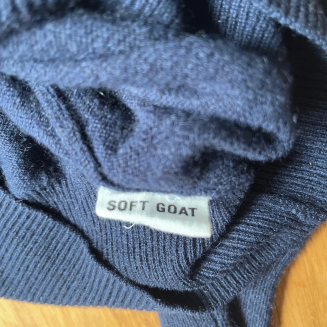 Mörkblå kashmirhoodie från Soft Goat - 2