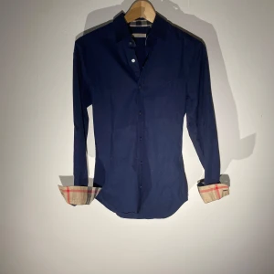 Burberry skjorta  - Hej! Säljer nu min skjorta från märket Burberry , storlek XS bra skick, givetvis äkta. Tveka inte på att höra av dig om du har frågor eller funderingar kring skjortan!
