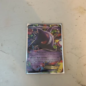 Gengar EX - Coolt Pokémonkort med Gengar EX! Perfekt för samlare och fans av Pokémon Trading Card Game. Kortet har färgstark design och är skyddat i ett exklusivt fodral. Ett måste för dig som vill utöka din samling eller spela med vänner.