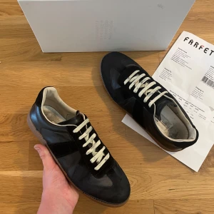 Maison Margiela Gats -  Paint  - Riktigt feta Maison Margiela Gats med paint | Storlek: 43 | Fint skick, kolla bilderna, finns nednöttning på båda skorna i bak, syns på bilderna, finns även inuti i bak, kom privat för bild | Allting OG fås med och även kvitto från Farfetch |