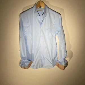 Burberry skjorta  - Hej! Säljer nu min skjorta från märket Burberry , storlek M bra skick, givetvis äkta. Tveka inte på att höra av dig om du har frågor eller funderingar kring skjortan!