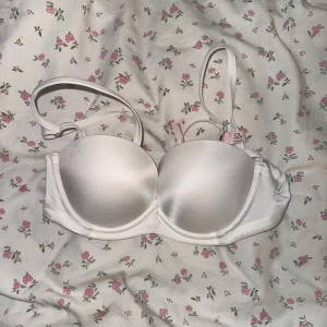 HELT NY strapless bh victoria secret - HELT NY !! med lappar kvar, strapless bh från victoria secret. Man kan ta av banden eller ha de på. Push up, stl 32A/70A