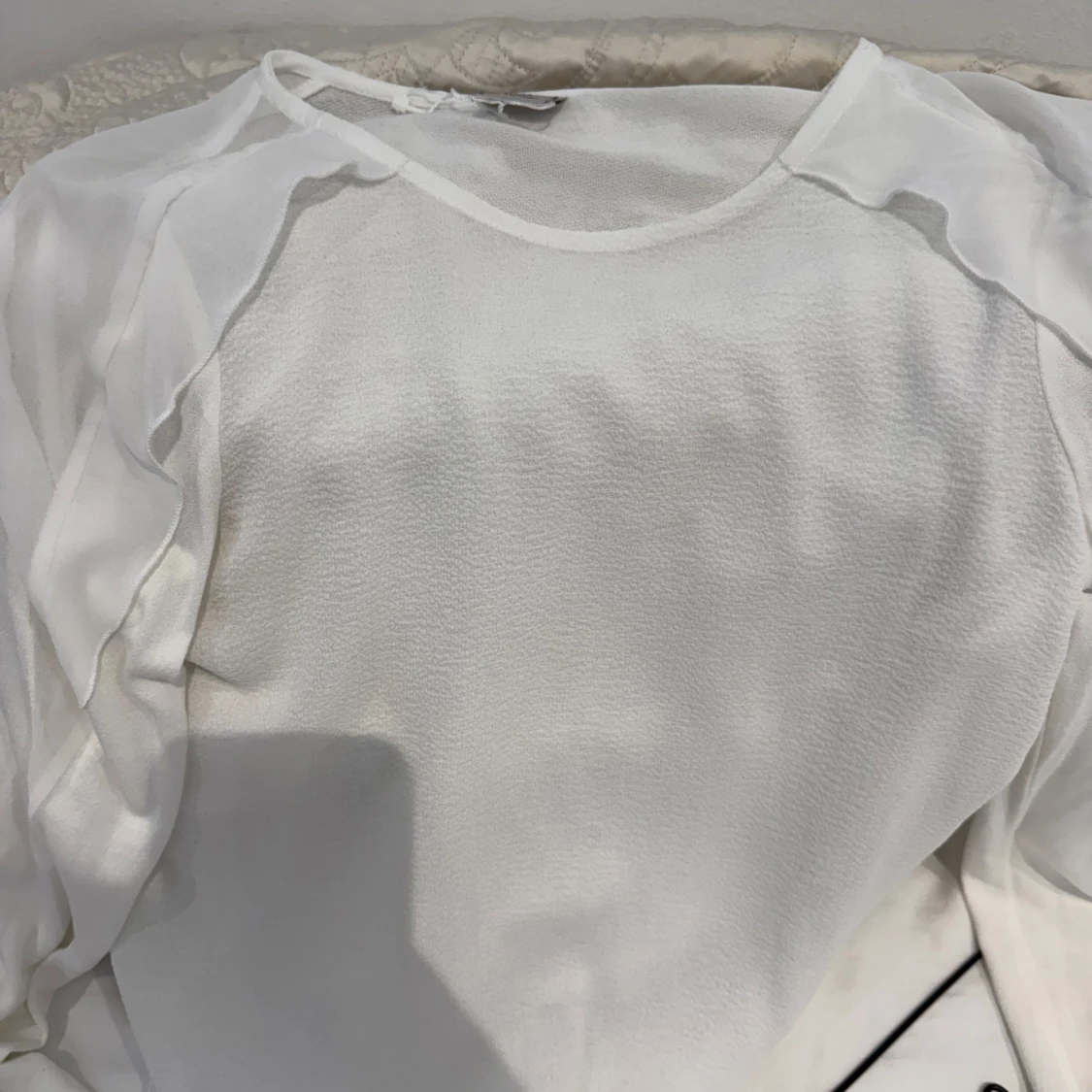 Vit blus med transparenta ärmar Zara