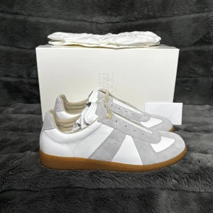 Maison Margiela skor - Hej säljer nu mina fina Maison Margiela skor i storlek 40. De är helt nya med dustbag och kommer vara otroligt snygga på sommaren. Nypris cirka 8000kr! Vi kommer att sälja liknande produkter nu i sommar så glöm inte följa profilen!🌊🍾