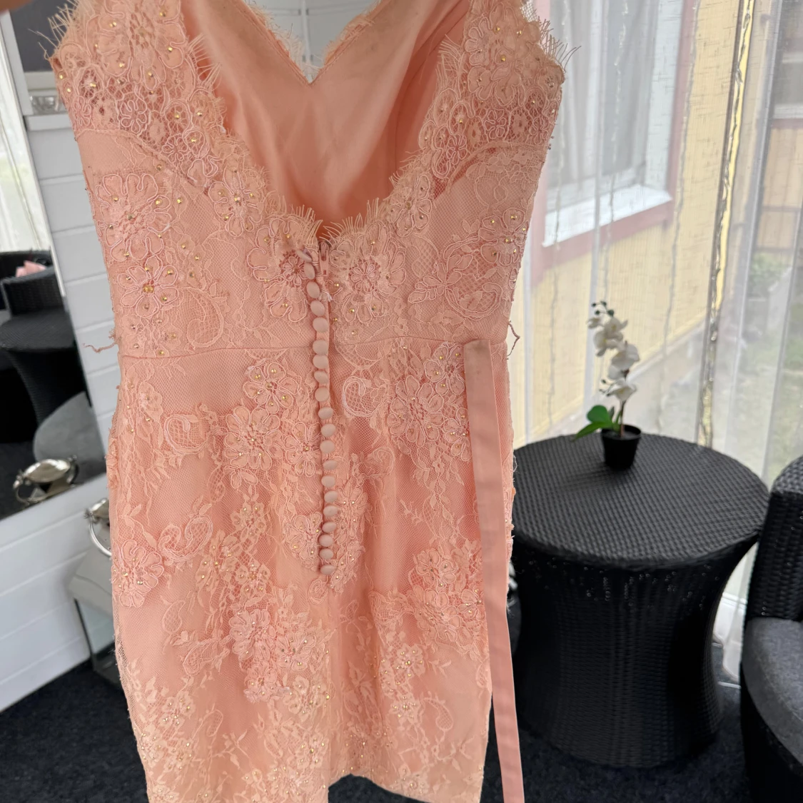 Ljusrosa spetsklänning med pärlor - 1