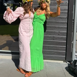 Grön långklänning - Superfin grön lång klänning. Använt ish 2 gånger, 2 midsommar, men får inte användning av den mer än så.  Jag är 174. 