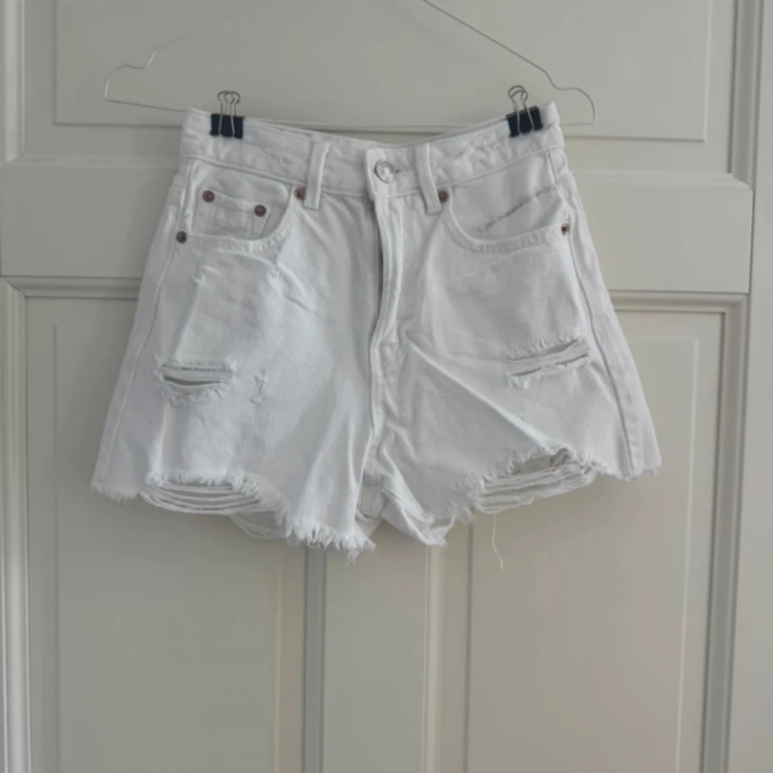 Vita jeansshorts från Stradivarius