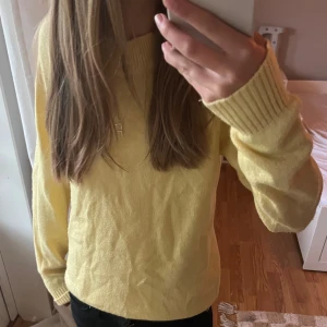 Gul stickad tröja - Superfin och skön ljusgul stickad tröja lik den från Vero Moda. Tröjan är i storlek XS. Den har rund halsringning, ribbade muddar och är långärmad. Perfekt för dig som gillar en enkel men färgglad look. Passar perfekt till sommarkvällar, höst och vinter. Säljer även en likadan i ljusgrön! Skriv om ni har frågor! Pris kan diskuteras