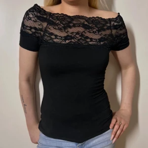Off shoulder spets topp h&m - Fint skick, storlek s. Säljer även en i xs! Köp sker via köp nu, jag postar inom 24h. Kvar tills markerad såld 