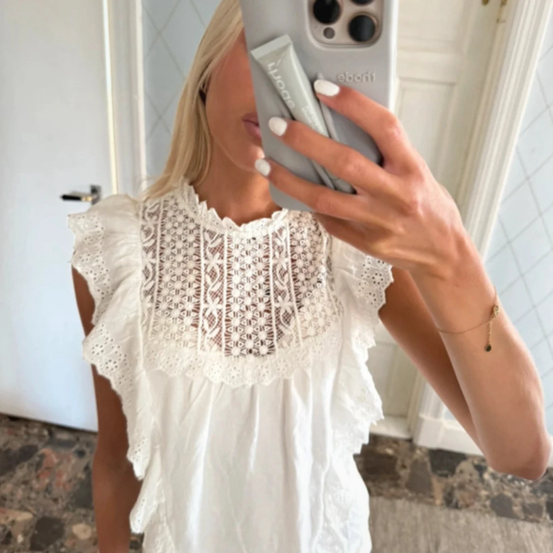 Vit blus med spets och volang - 1