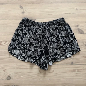 Mönstrade shorts Abercrombie - Svart och vit mönstrade shorts från Abercrombie & Fitch. Flowy modell med stretch i midjan. Storlek XS