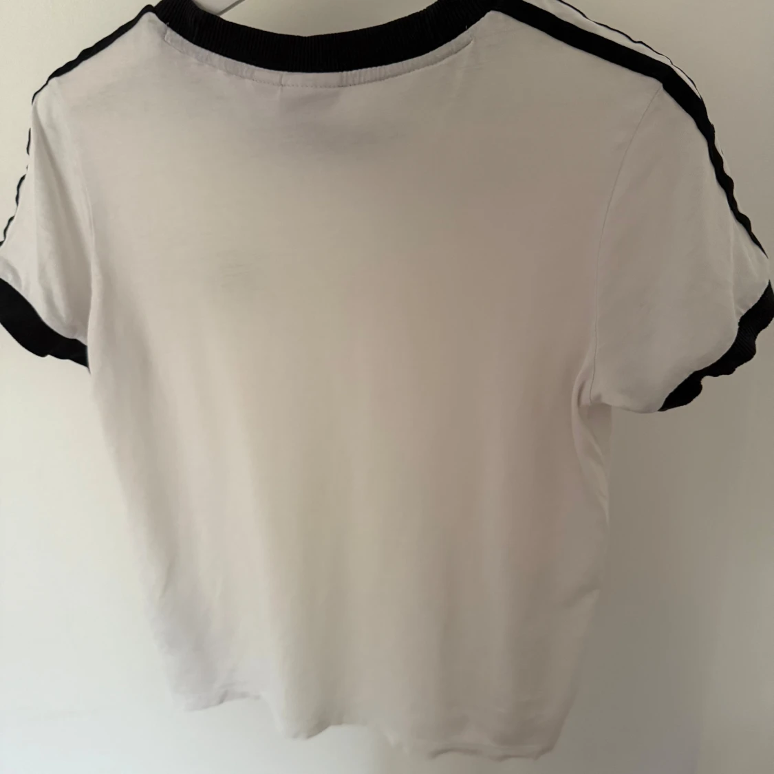 Vit Adidas t-shirt med svarta detaljer - 1