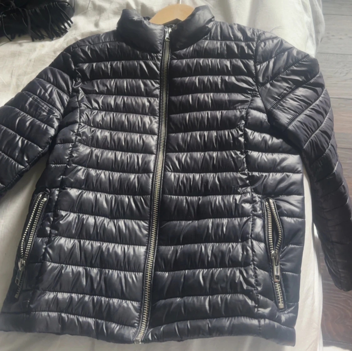 Svart quiltad pufferjacka med dragkedjor