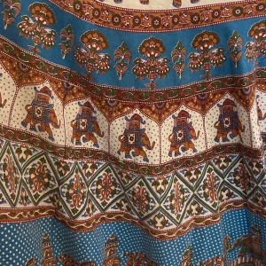 Mönstrad omlottkjol med elefanter - Unik kort omlottkjol i bomull med färgglatt mönster av elefanter, blommor och prickar. Färgerna går i blått, grönt, brunt och vitt med inslag av orange och beige. Kjolen har knytband i midjan och ett riktigt boho-vibe print. Köpt i Thailand.