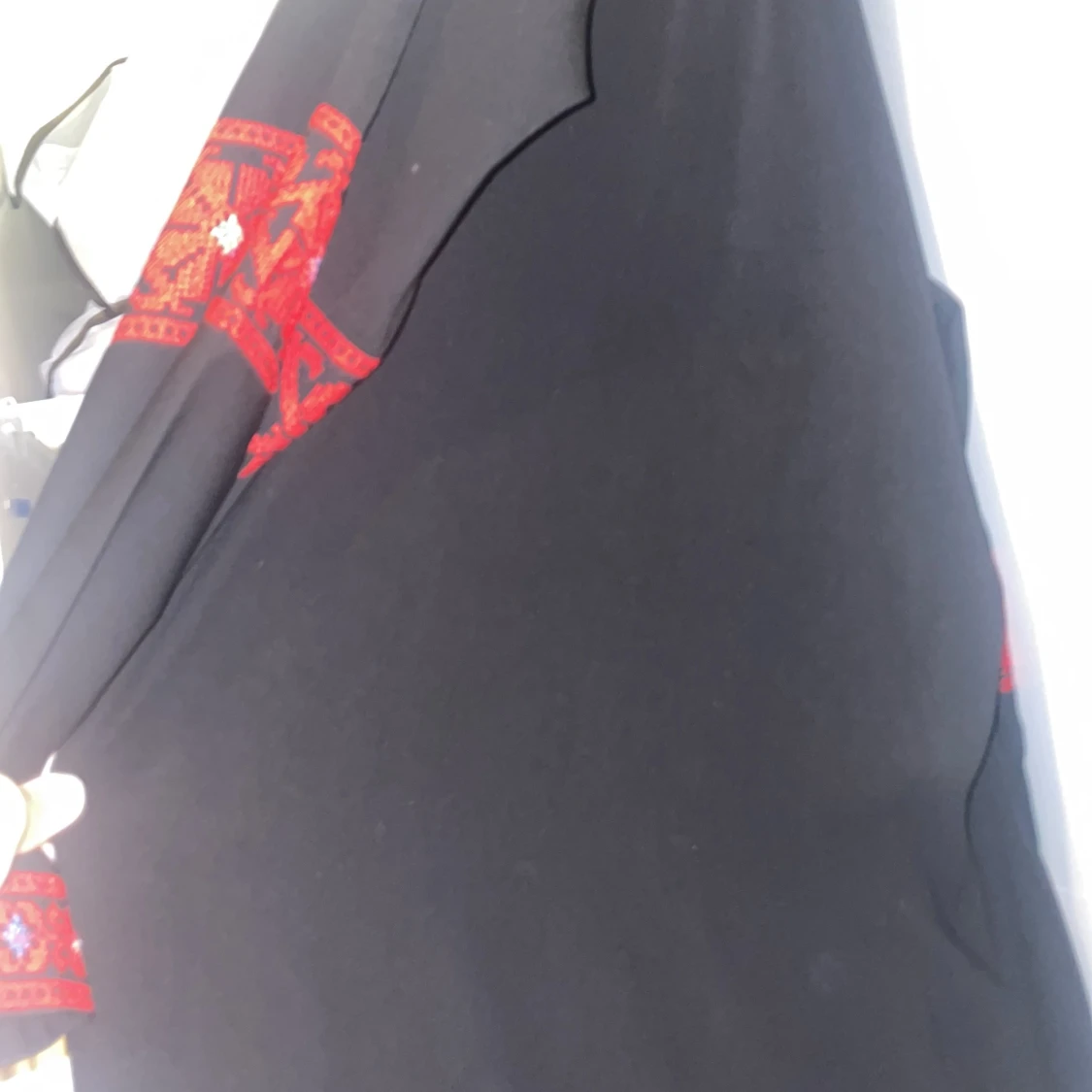 Svart långklänning med röd brodyr - 2