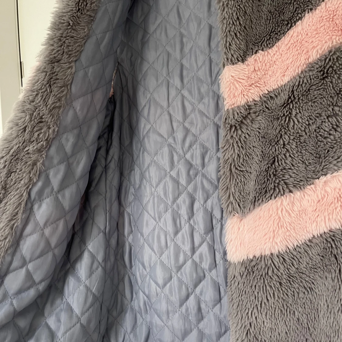 Grå och rosa fluffig pälsväst - 1