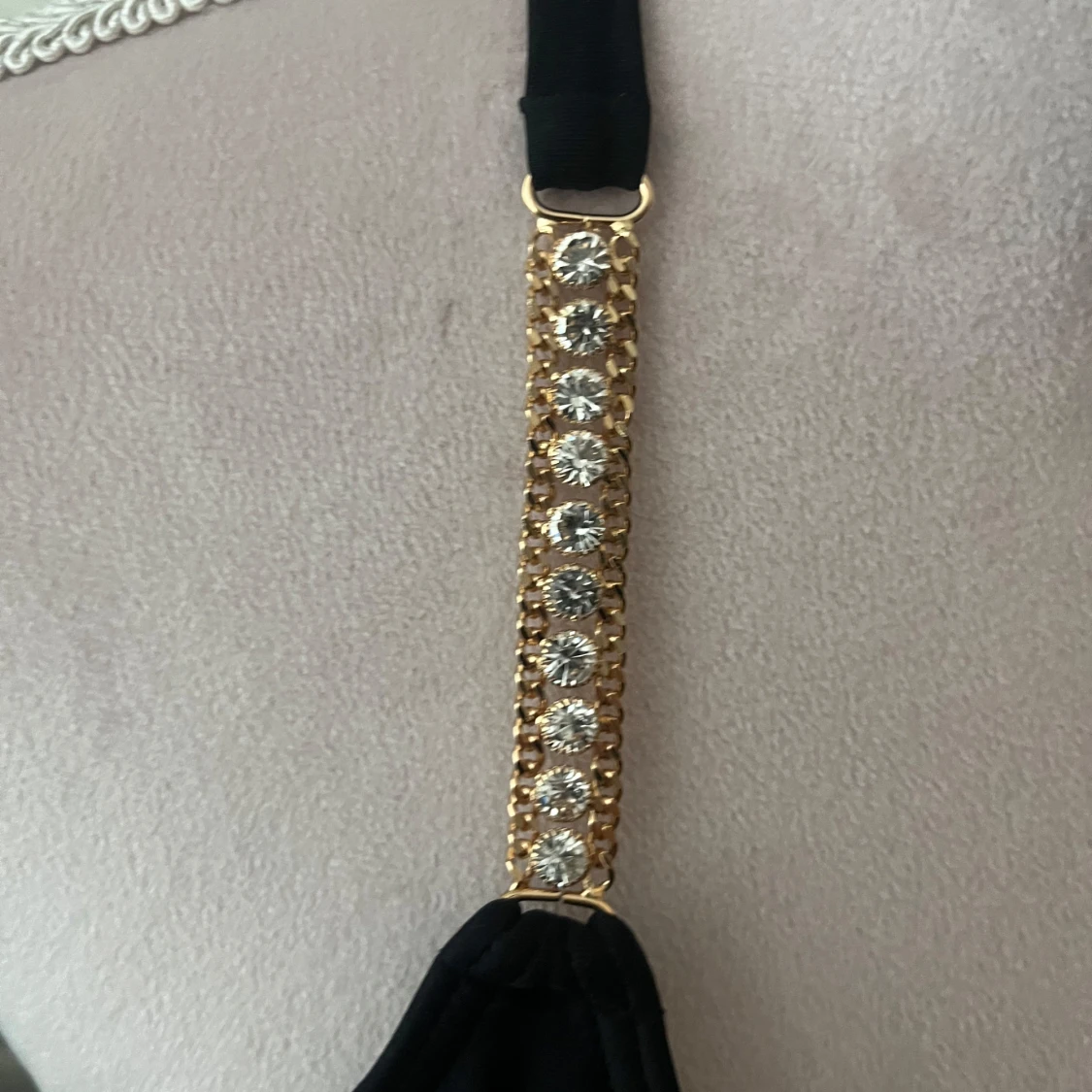 Svart bikini med gulddetaljer och pärlor - 2