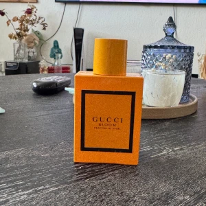 Gucci Bloom 50 ML - Säljer Gucci Bloom Profumo Di Fiori parfym på 50 Ml, det är cirka 65% kvar av flaskan. Säljer pga doften inte alls passar mig längre..köpt på Deloox för 636 kr. Kvitto och hur mycket det är kvar i flaskan finns bland bilder! 🌸 Kan hämtas i Malmö/Lund