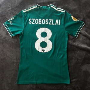 SZOBOSZLAI 8 MATCHTRÖJA PLAYER VERSION - SZOBOSZLAI 8 MATCHTRÖJA PLAYER VERSION | Den är i ett mycket bra skick | Storleken är S | Skriv för fler frågor eller bilder