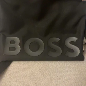 Svart axelväska från BOSS - Svart fin axelväska från Boss. Använd ett fåtal gånger.