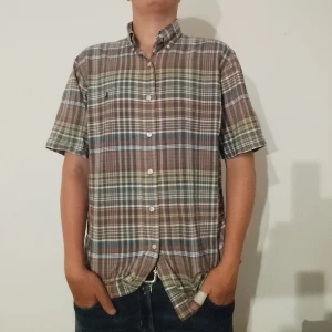 Ralph Lauren skjorta  - Rutig, kortärmad Ralph Lauren skjorta i väldigt bra skick, storlek M. Kolla profilen för mer Ralph Lauren kläder 