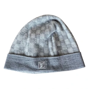 Louis vuitton mössa  - Louis vuitton beanie. Skick 9/10 som ny. Kommer med box tags etc, samt digital orderbekräftelse. Pris 2090kr finns att köpa på våran hemsida, Fashionels.com