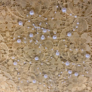 Bröllops Hår Smycken med vita pärlor - Superfint hår smycken med vita pärlor i olika storlekar på tunn genomskinlig tråd. Ger en elegant och drömmig känsla, perfekt för att lyfta vilken outfit som helst. Pärlorna är jämnt utspridda, helt ny 