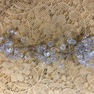  pärlor / kristaller Bröllop Hår Smycken  - Unikt hår smycken med silverfärgad metalltråd, dekorerat med vita pärlor och gnistrande klara kristaller i blomliknande formationer. Perfekt för dig som vill ha något extra glittrigt och elegant till din look. Helt ny 