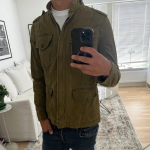 Abercrombie & fitch field jacket  - As fet jacka, perfekt nu till sena sommarkvällar! Priset kan såklart diskuteras, strl L men passar storlek S med slimfit passform! 