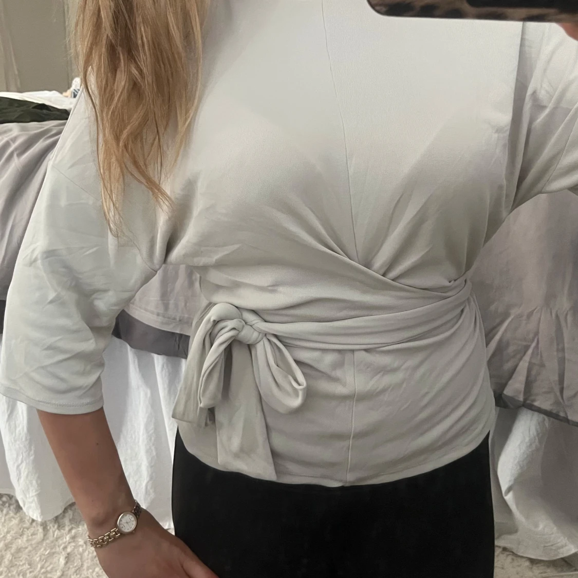 Beige/grå t shirt  med knytband i midjan