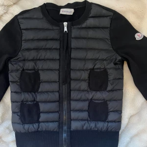 Intressekoll på Moncler cardigan💓 - Intressekoll på en cardigan från Moncler den har inga defekter och är som ny💓 nypris 9505 skriv ifall ni har frågor eller vill köpa💓💓