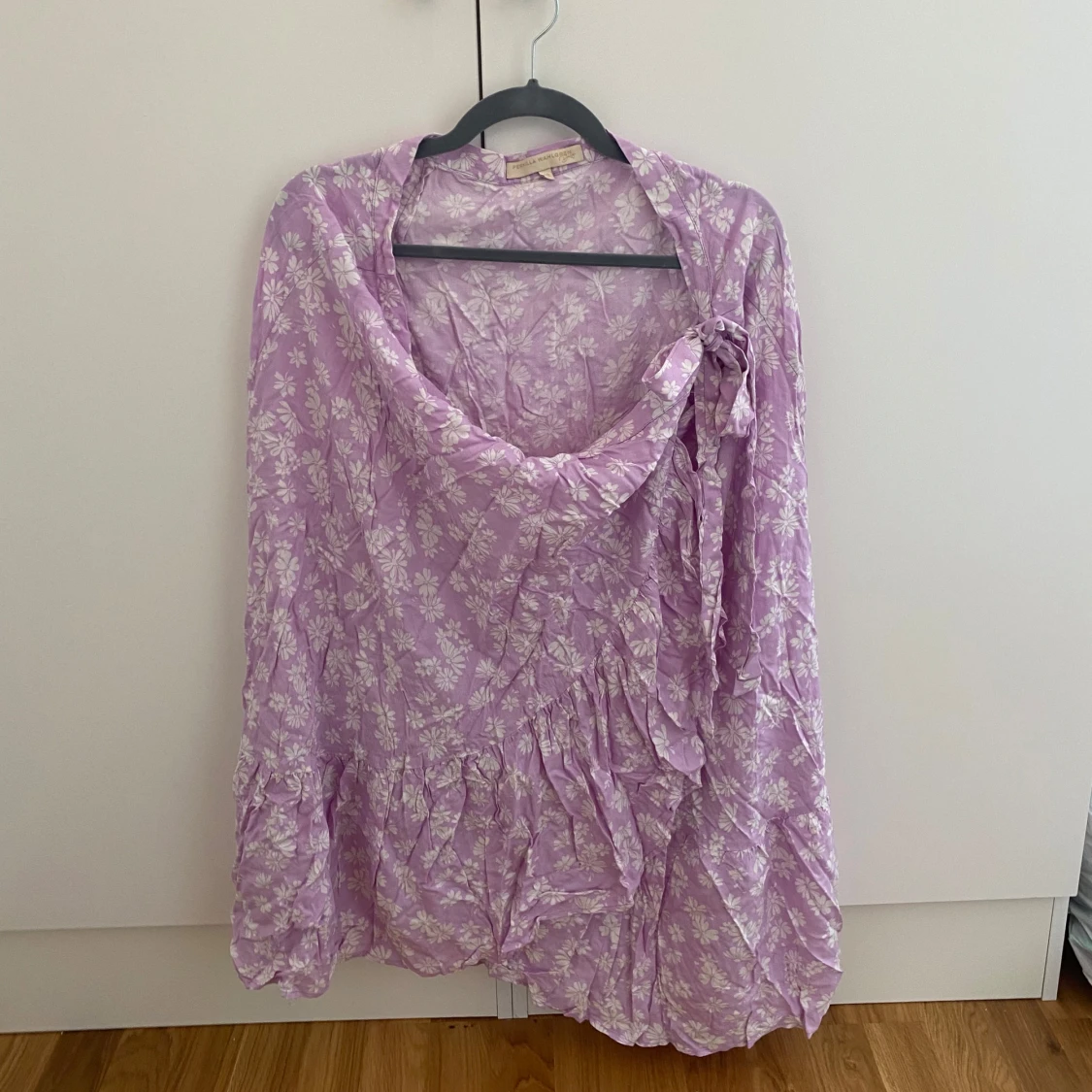 Lila blommig omlott kjol, Pernilla Wahlgren