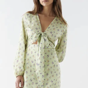 Ruby  cutout dress st 40 - Säljer en superfin klänning från gina tricot. Nypris 599kr. Tycker den passar en storlek Medium eller gränsen till en storlek Large. Mycket fint skick. Endast använd 1 gång. 