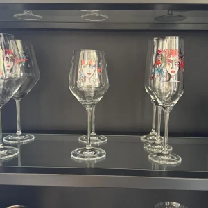Glas Carolina Gynning - Säljer mina glas från Carolina Gynning, paketpris.  Det är 2st av varje glas, dvs dryckesglas, vinglas och champagneglas men olika kollektioner av henne.   Ett av vitvinsglasen har en spricka i foten och blivit blekt av diskmaskinen.