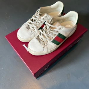 Gucci Ace - Gucci Ace sneakers i använt skick. Allt og ingår och skorna går definitivt att fräscha upp och nya snören tillkommer! Definitivt ett bra köp om man vill ha skorna till ett bra pris men ändå acceptabelt skick!