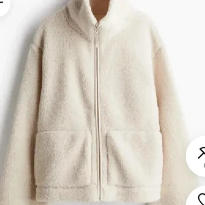 Beige teddyjacka från H&M - Virala teddy jackan från hm i st s. Perfekt under sommaren och våren samt hösten , slutsålt över allt så där av priset , pris kan diskuteras 