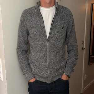 Stickad tröja  - En fin grå tröja ifrån Pier one. Storlek M, sparsamt använd 